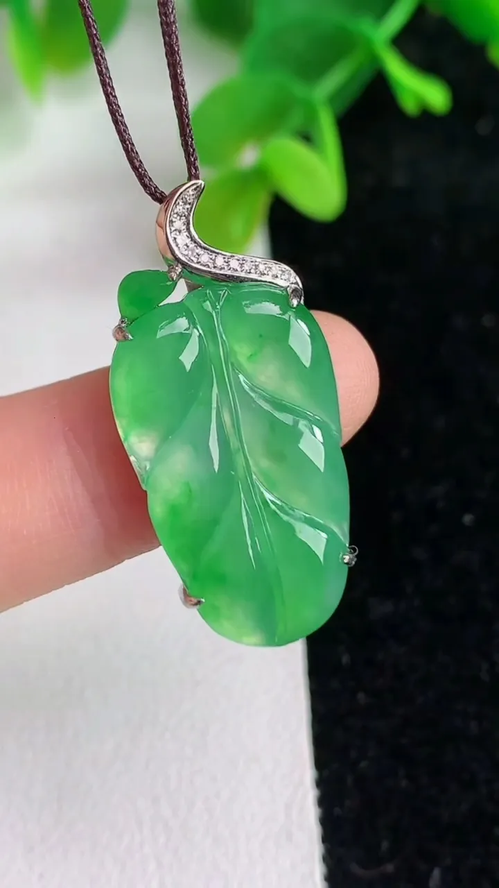 天然A货翡翠金枝玉叶叶子吊坠，尺寸23.2-14.2-4.6，重量:3.14g
6月7日