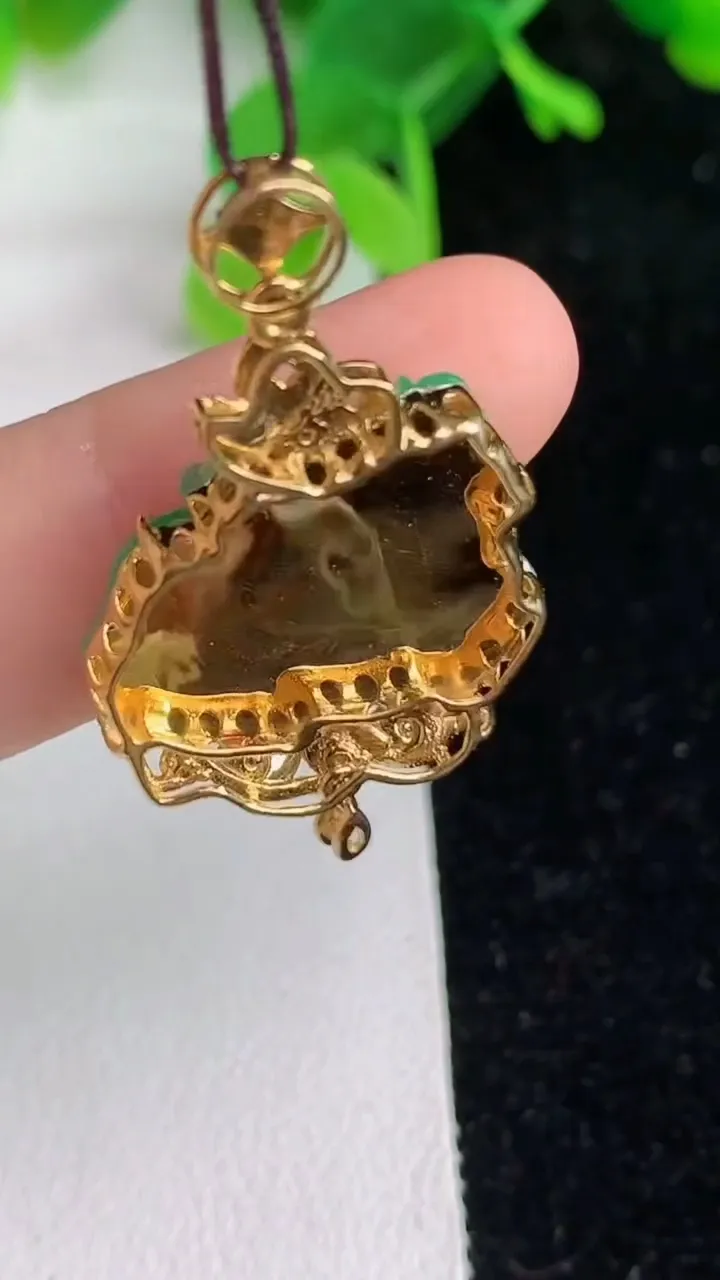 天然A货翡翠生肖马吊坠，尺寸29.4-21.1-5.5，裸石15.4重量:4.00g
6月7日