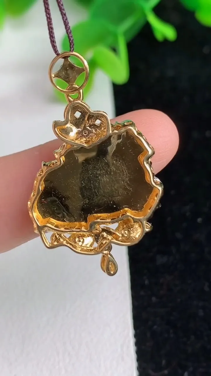 天然A货翡翠生肖马吊坠，尺寸29.4-21.1-5.5，裸石15.4重量:4.00g
6月7日