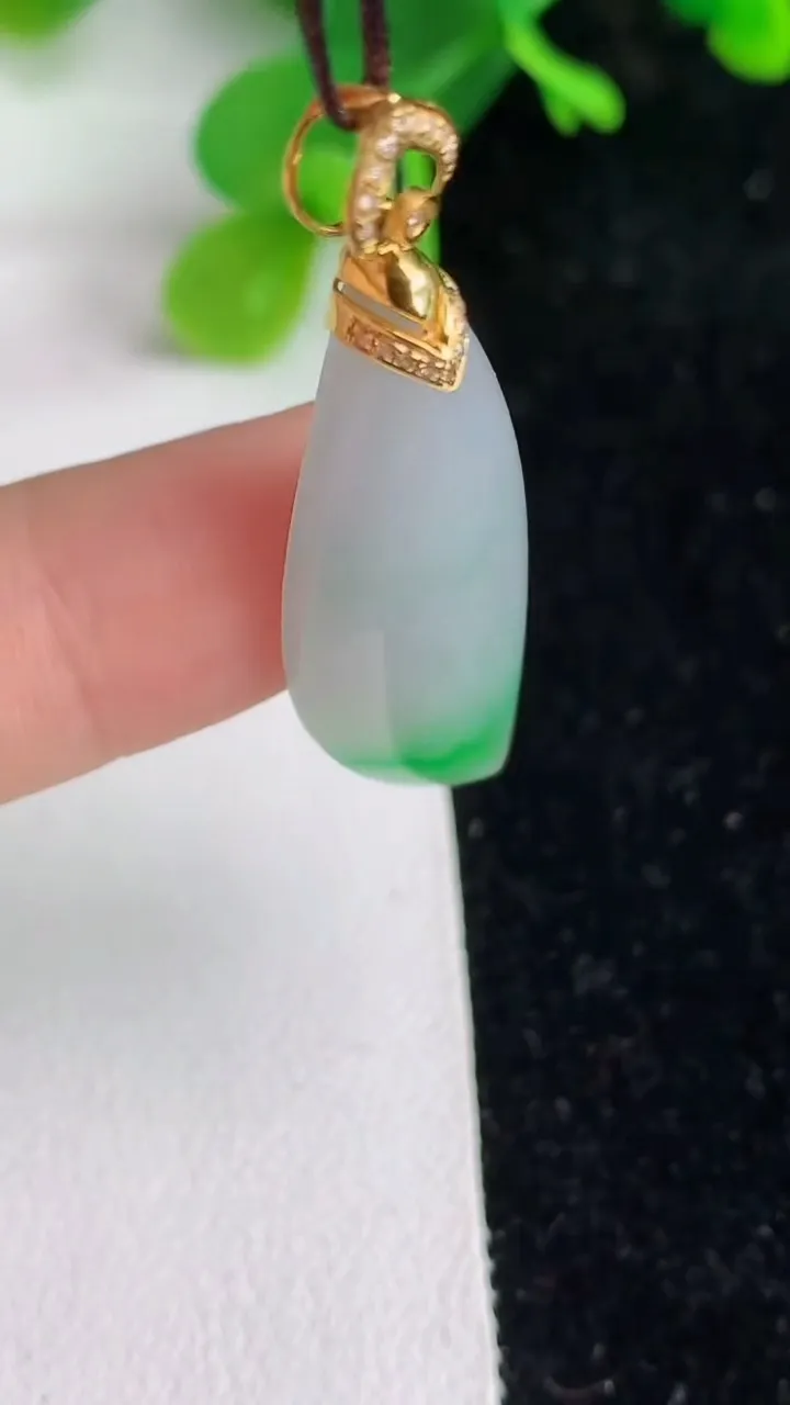 天然A货翡翠福瓜吊坠，尺寸29.8-11.7-5.4，重量:4.26g
6月7日