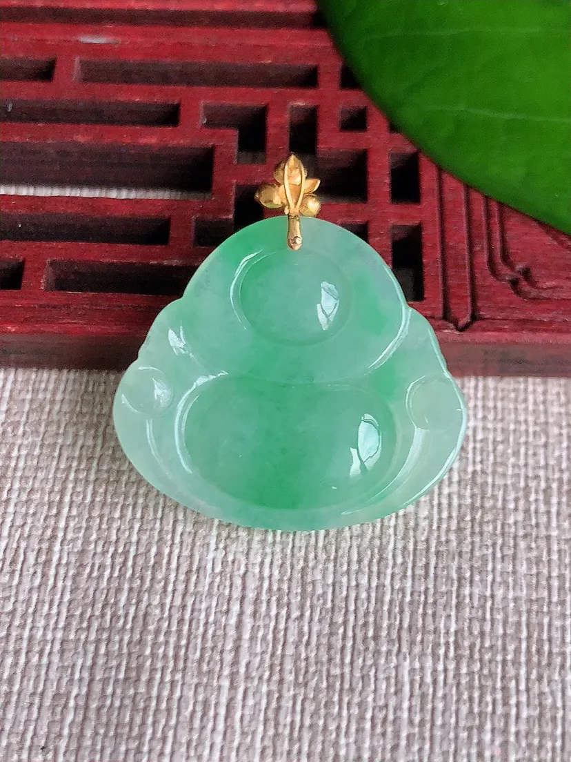 天然A货翡翠18K金扣头飘绿佛公吊坠尺寸23.3×26.4×5.3m量5.19g 0606