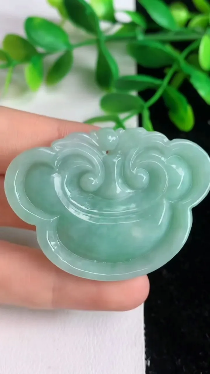 天然A货翡翠如意头吊坠，尺寸36.3-50-7.2，重:24.04g
6月7日