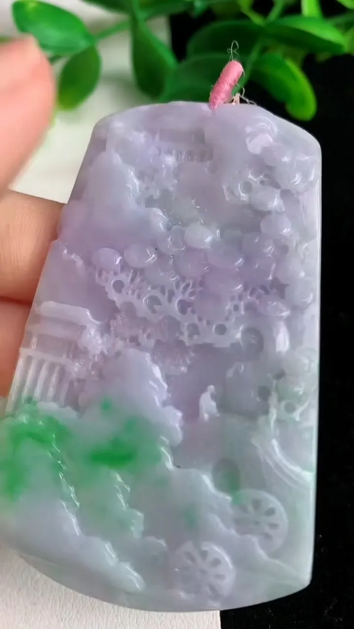 天然A货翡翠春带彩紫罗兰山水牌吊坠，尺寸69.8-46.7-5.6，重量:38.40g
6月7日