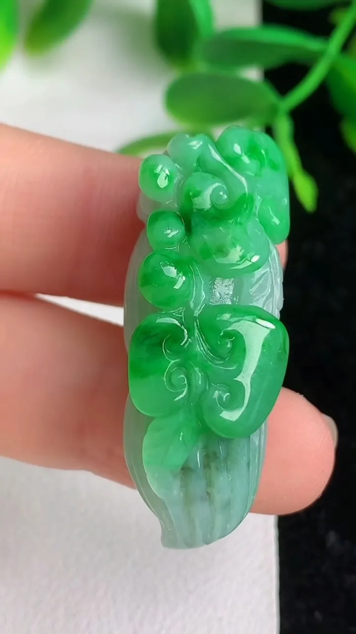 天然A货翡翠花生吊坠，尺寸36.9-15-13.6，重:14.29g
6月7日