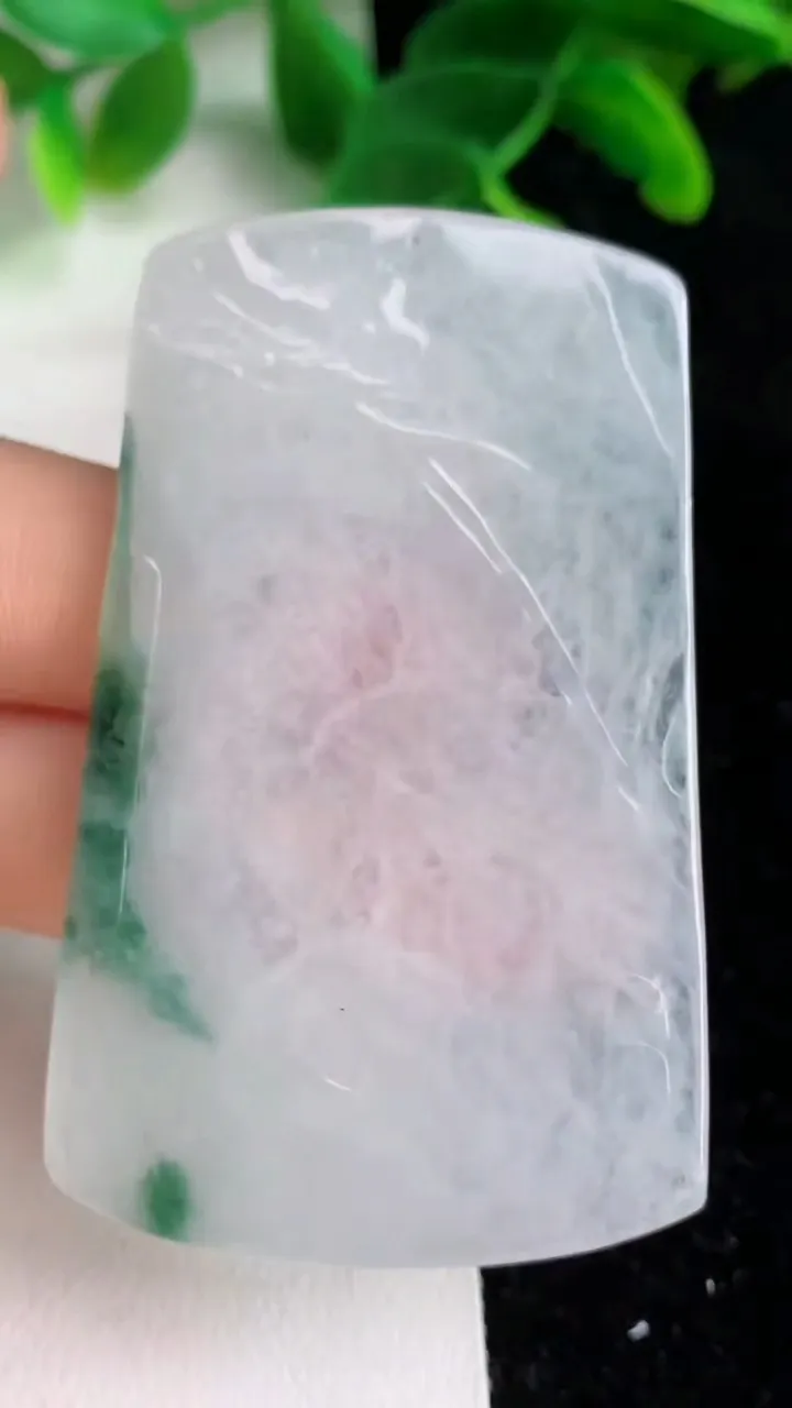 天然A货翡翠飘花不动明王吊坠，尺寸61.4-38-4，重量:22.95g
6月7日