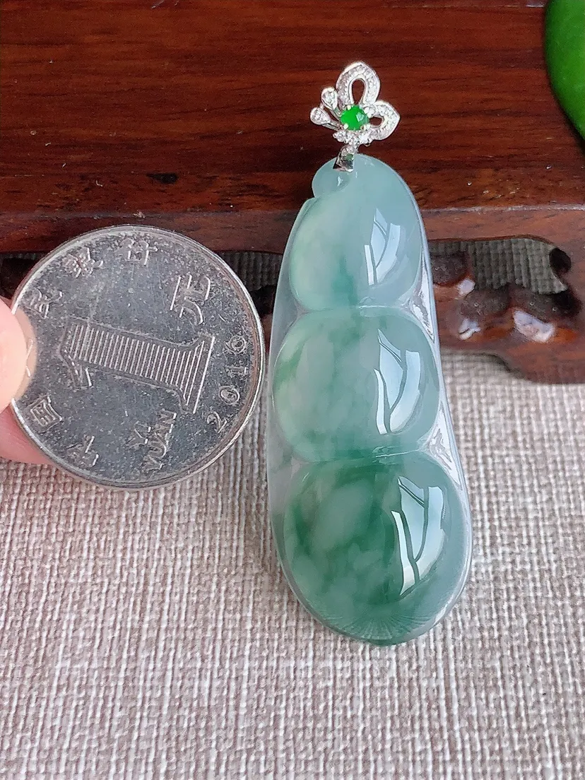 天然A货翡翠18K金扣头飘花大福豆平安豆四季豆吊坠尺寸52.7×43.5×18×7.2m量10.80g 0606