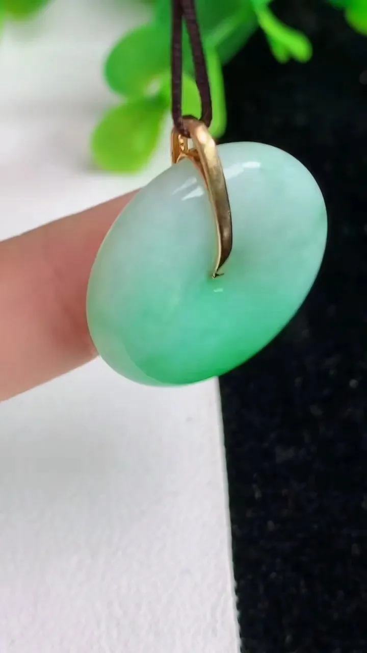天然A货翡翠平安扣吊坠，尺寸23.2-5.2，重量:7.04g
6月7日