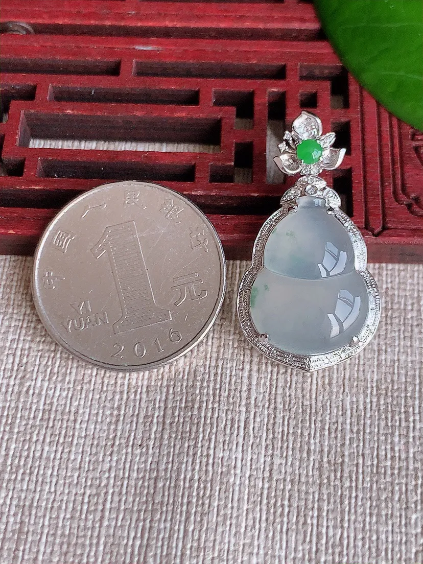 天然A货翡翠18K金伴飘花葫芦吊坠尺寸32.8×17.6×7.7裸石19×14.4m量5.00g 0606