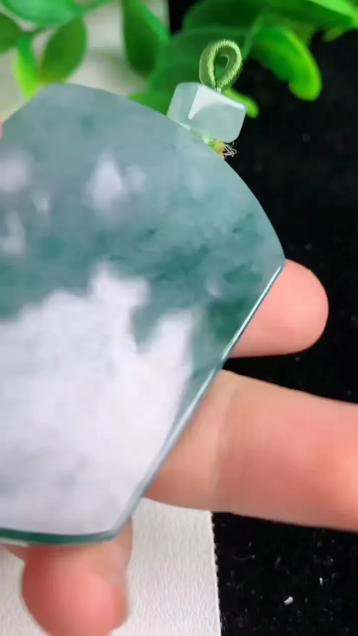 天然A货翡翠飘花无事牌吊坠，尺寸55.6-40.5-5.4，重量:37.99g
6月7日