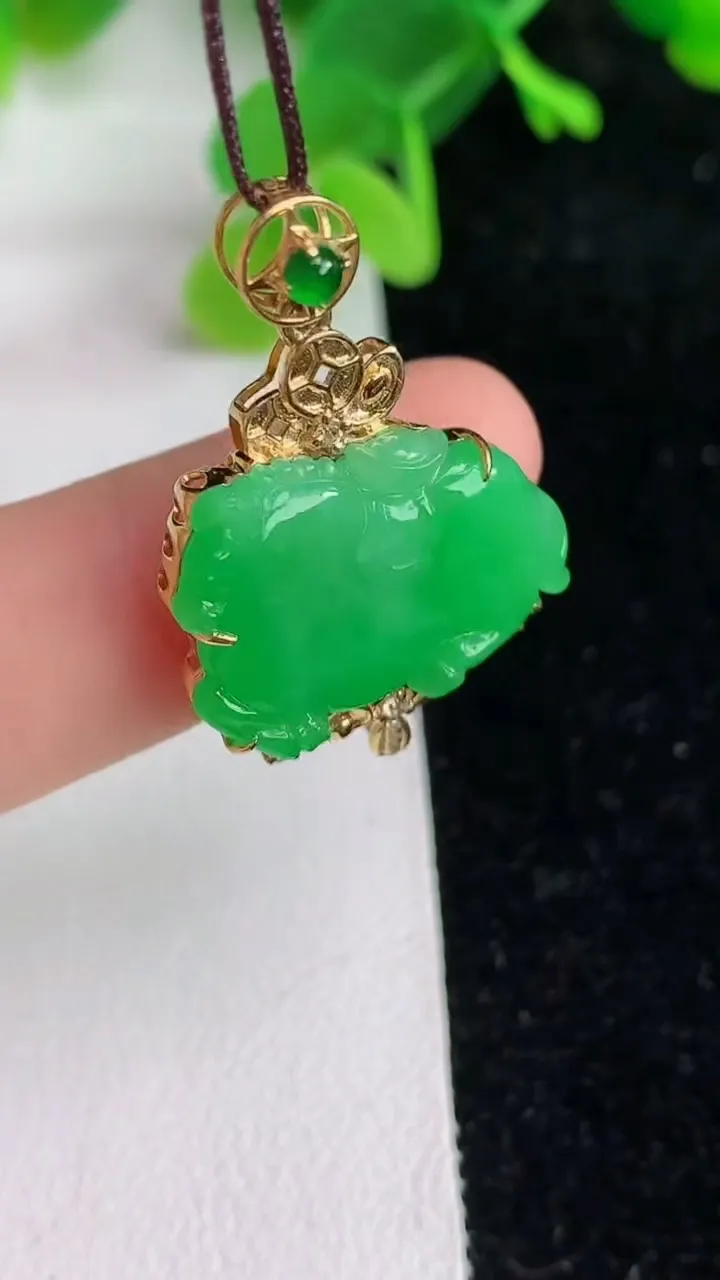 天然A货翡翠生肖马吊坠，尺寸29.4-21.1-5.5，裸石15.4重量:4.00g
6月7日