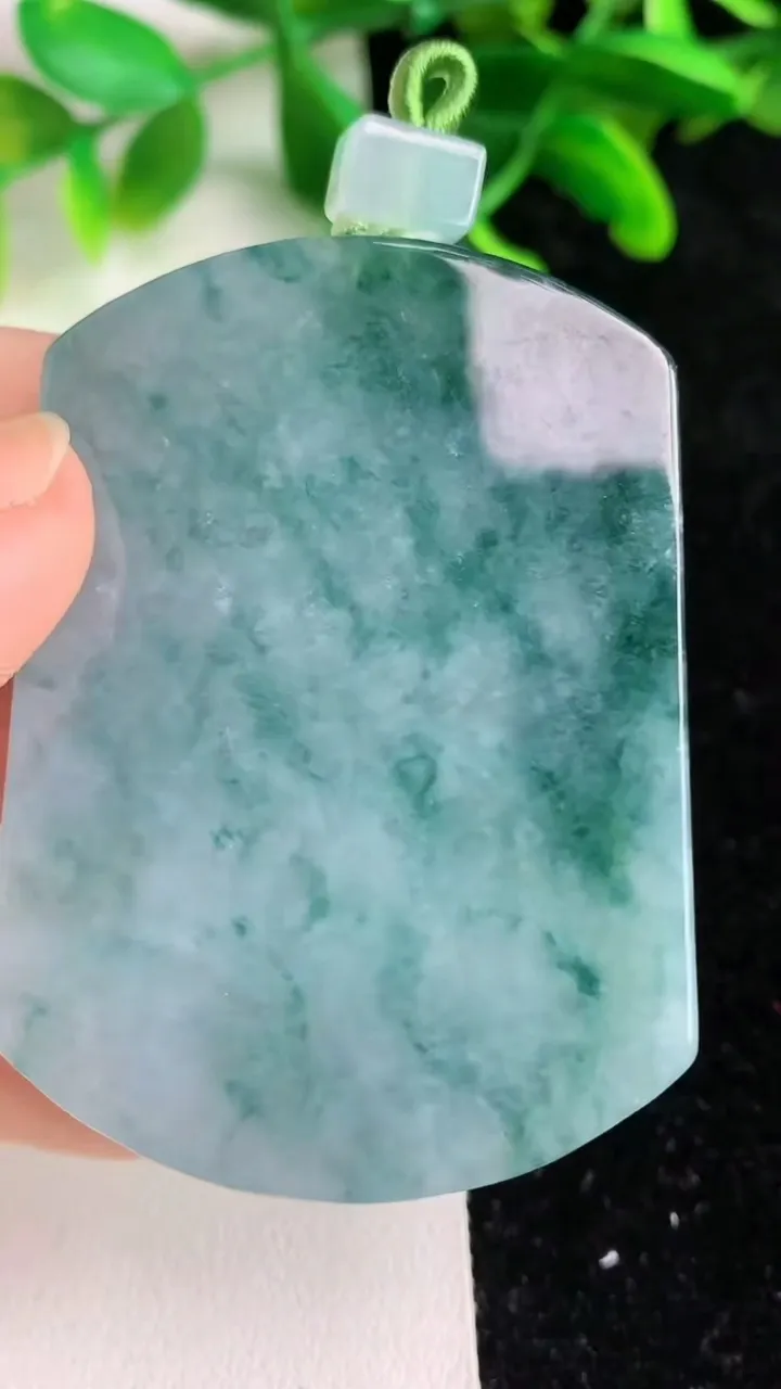 天然A货翡翠飘花无事牌吊坠，尺寸55.7-40.4-6，重量:41.25g
6月7日