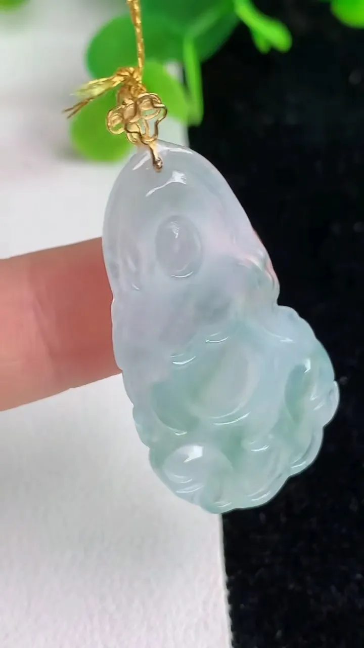 天然A货翡翠k金飘花观音菩萨吊坠，尺寸36-20-3.7，重量:5.01g
6月7日