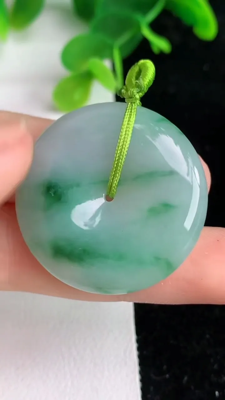 天然A货翡翠平安扣吊坠，尺寸31.3-5.8，重量:12.40g
6月7日