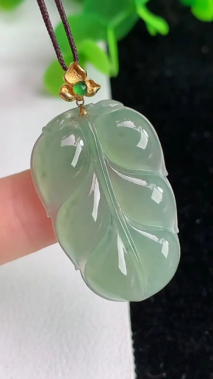 天然A货翡翠k金飘花金枝玉叶叶子吊坠，尺寸31.6-20.8-4，重量:5.01g
6月7日
