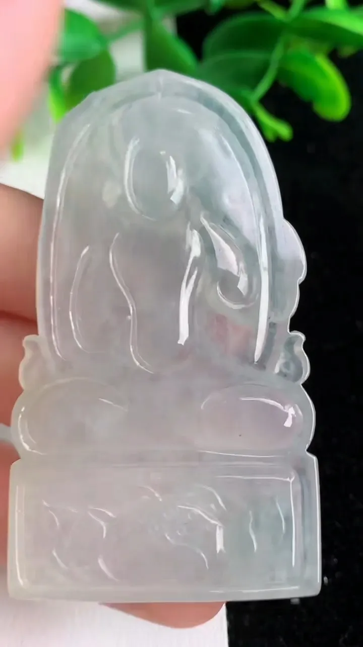 天然A货翡翠不动明王吊坠，尺寸66-37.6-5，重量:28.83g
6月7日