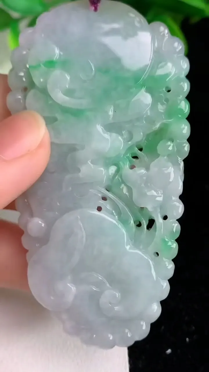天然A货翡翠龙牌吊坠，尺寸73.4-38-9.5，重量:50.60g
6月7日