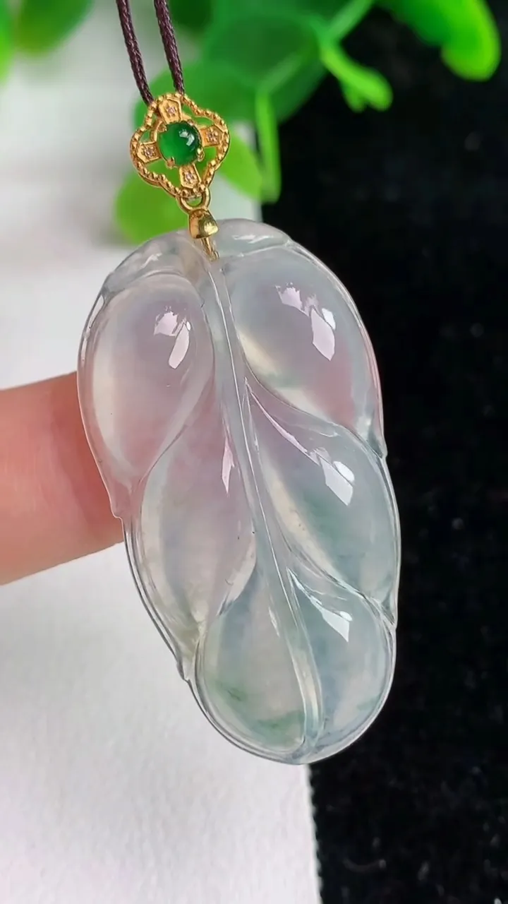 天然A货翡翠k金飘花金枝玉叶叶子吊坠，尺寸39-20.3-4.7，重量:6.64g
6月7日