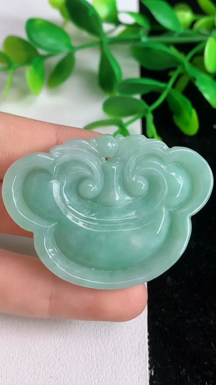 天然A货翡翠如意头吊坠，尺寸36.3-50-7.2，重:24.04g
6月7日