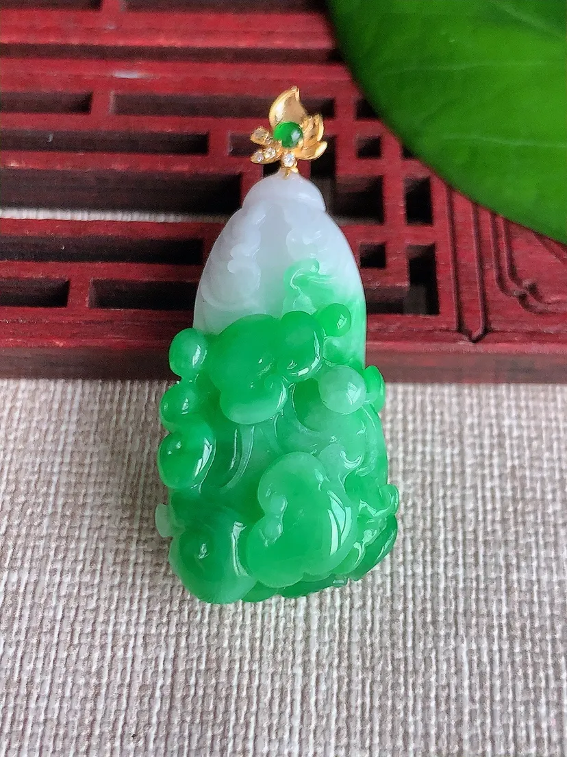 天然A货翡翠18K金扣头白底青飘阳绿白菜吊坠 尺寸43×35.4×19×11.5m量12.67g 0
