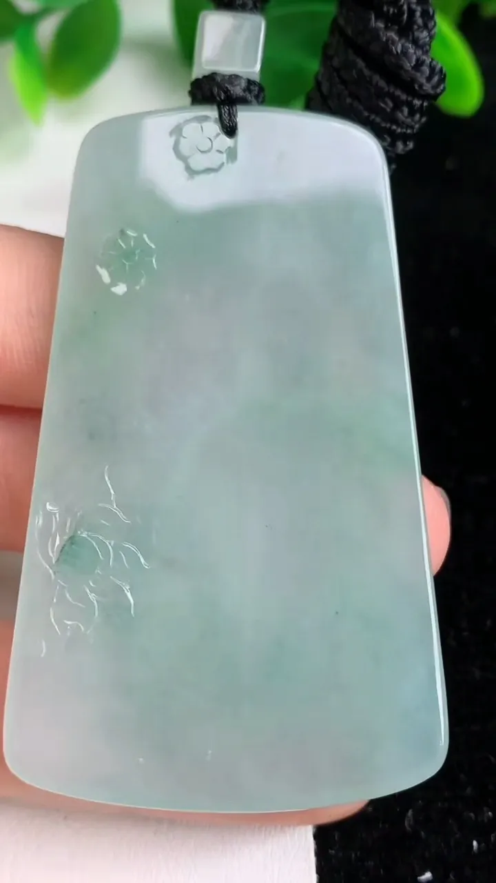 天然A货翡翠飘花大势至观音菩萨吊坠，尺寸59.6-36.8-5.8，重量:33.67g
6月7日