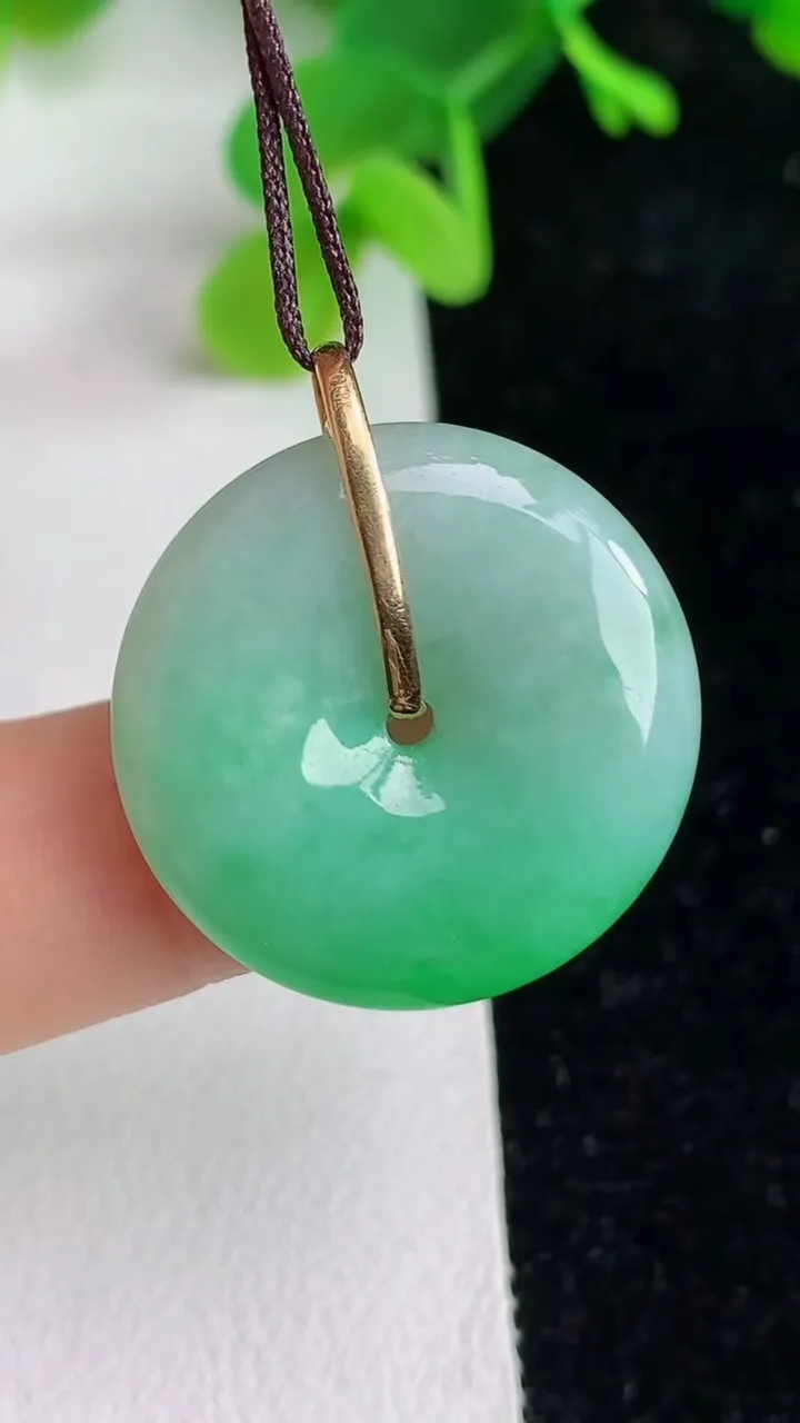 天然A货翡翠平安扣吊坠，尺寸23.2-5.2，重量:7.04g
6月7日