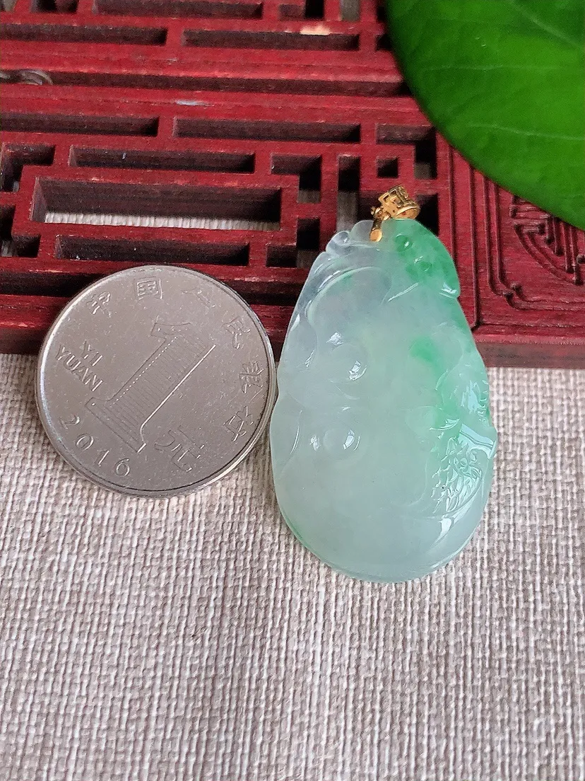 天然A货翡翠18K金扣头飘绿如意吊坠 尺寸38.6×22×7.8m量11.07g 0606