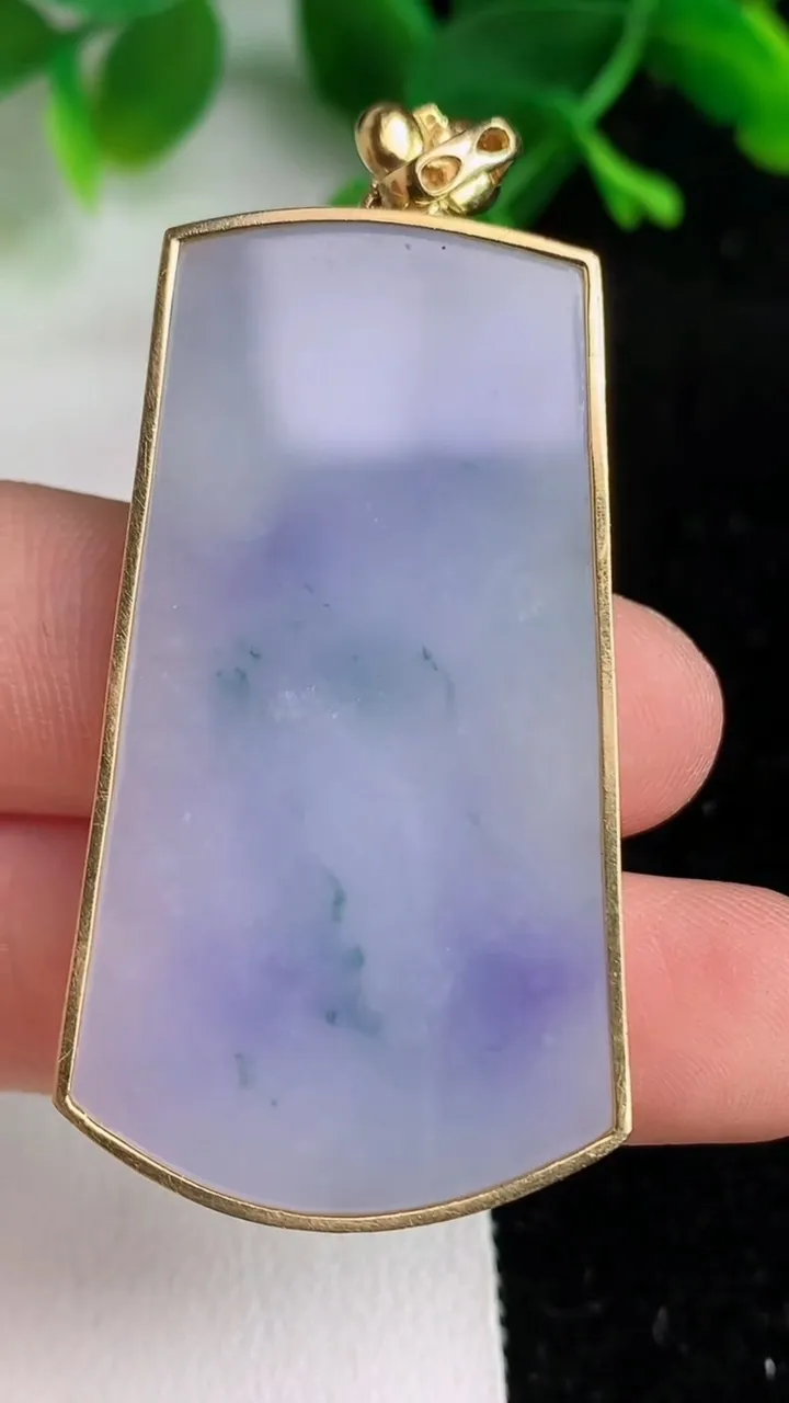 天然A货翡翠k金紫罗兰飘花无事牌吊坠，尺寸47.2-26-4.4，重量:16.12g
6月7日