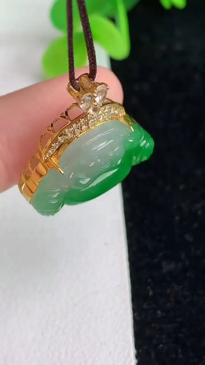 天然A货翡翠佛公吊坠，尺寸20.-32.2-8，裸石12.8重量:3.00g
6月7日