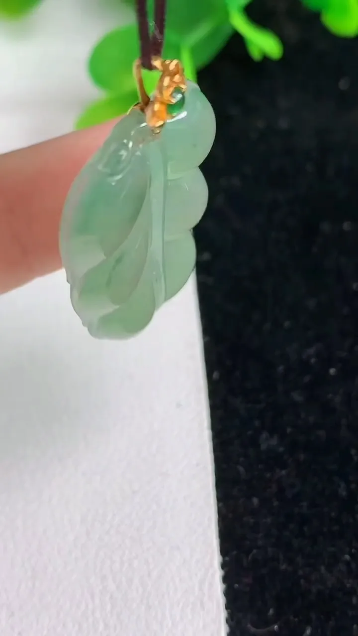 天然A货翡翠k金飘花金枝玉叶叶子吊坠，尺寸31.6-20.8-4，重量:5.01g
6月7日