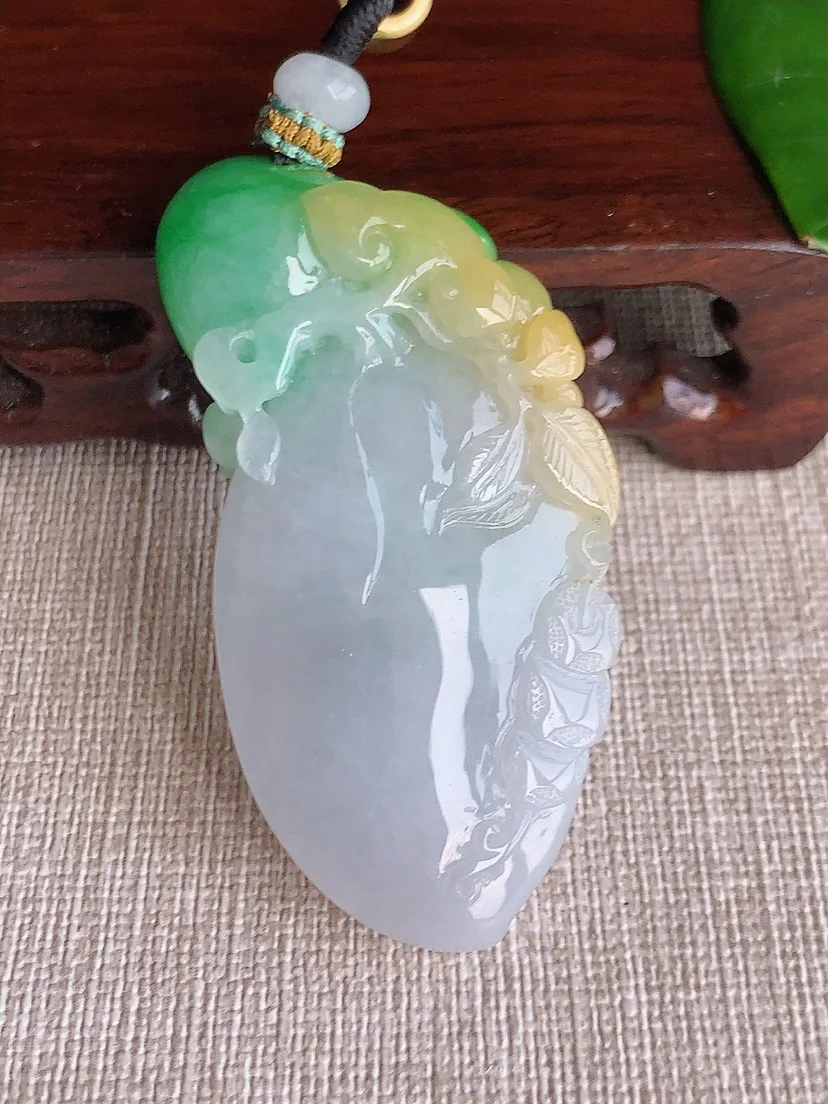 天然A货翡翠黄加绿双彩寿桃吊坠尺寸57×27×12.3m量41.78g 0606