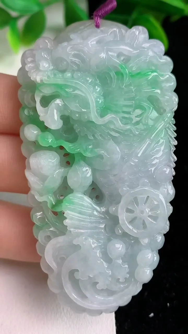 天然A货翡翠龙牌吊坠，尺寸73.4-38-9.5，重量:50.60g
6月7日