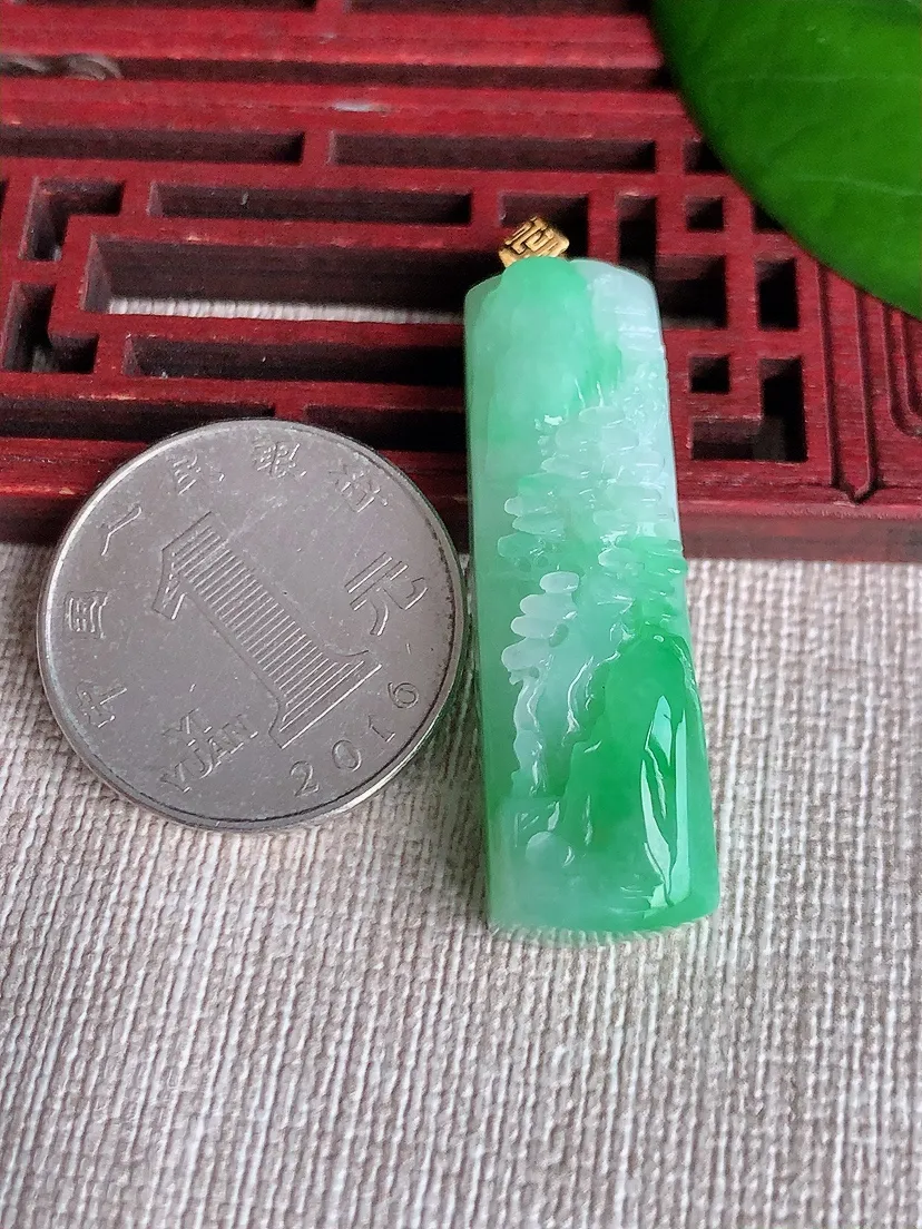 天然A货翡翠冰润18K金扣头飘绿意境山水牌吊坠尺寸39.8×12×10.4m量12.50g 0606
