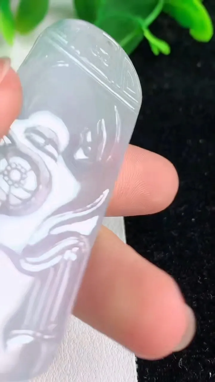 天然A货翡翠飘花观音菩萨吊坠，尺寸66.5-28-5，重量:22.80g
6月7日
