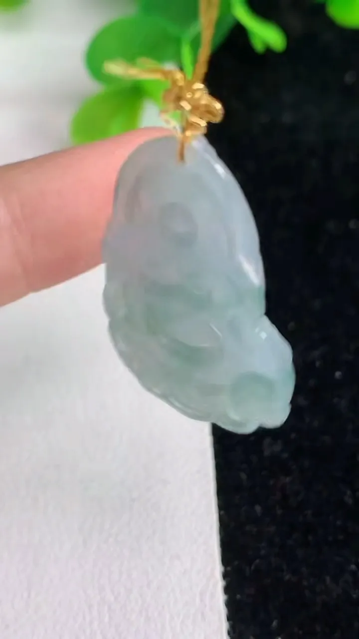 天然A货翡翠k金飘花观音菩萨吊坠，尺寸36-20-3.7，重量:5.01g
6月7日