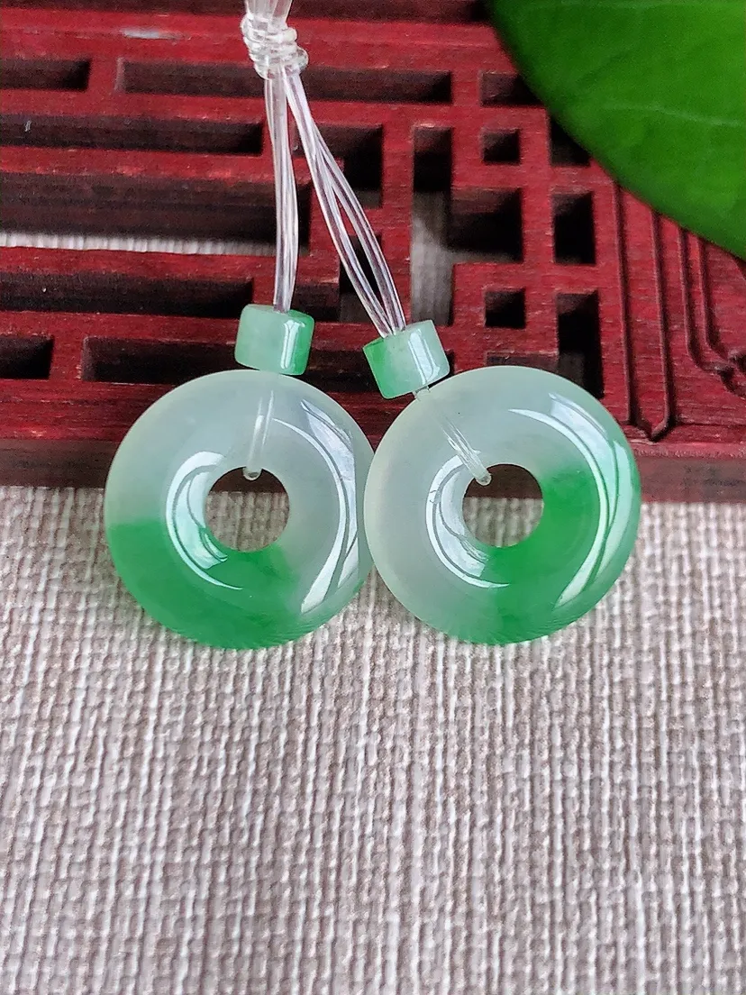天然A货翡翠飘绿平安环吊坠一对尺寸15.6×2.4m量3.00g 0606