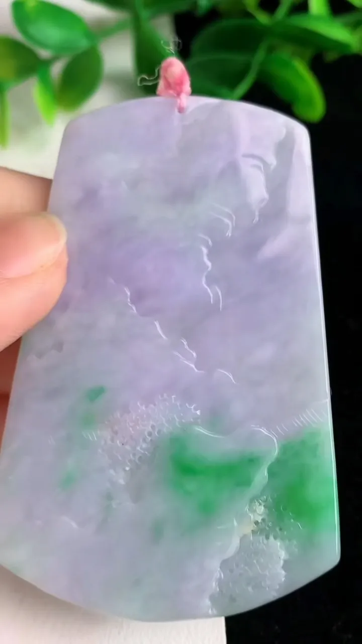 天然A货翡翠春带彩紫罗兰山水牌吊坠，尺寸69.8-46.7-5.6，重量:38.40g
6月7日