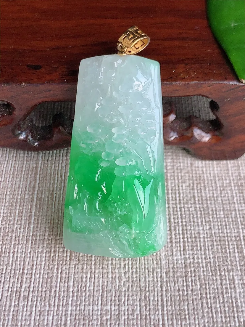 天然A货翡翠18K金扣头飘阳绿意境山水牌吊坠 尺寸41.3×20.3×10.6m量16.86g 06