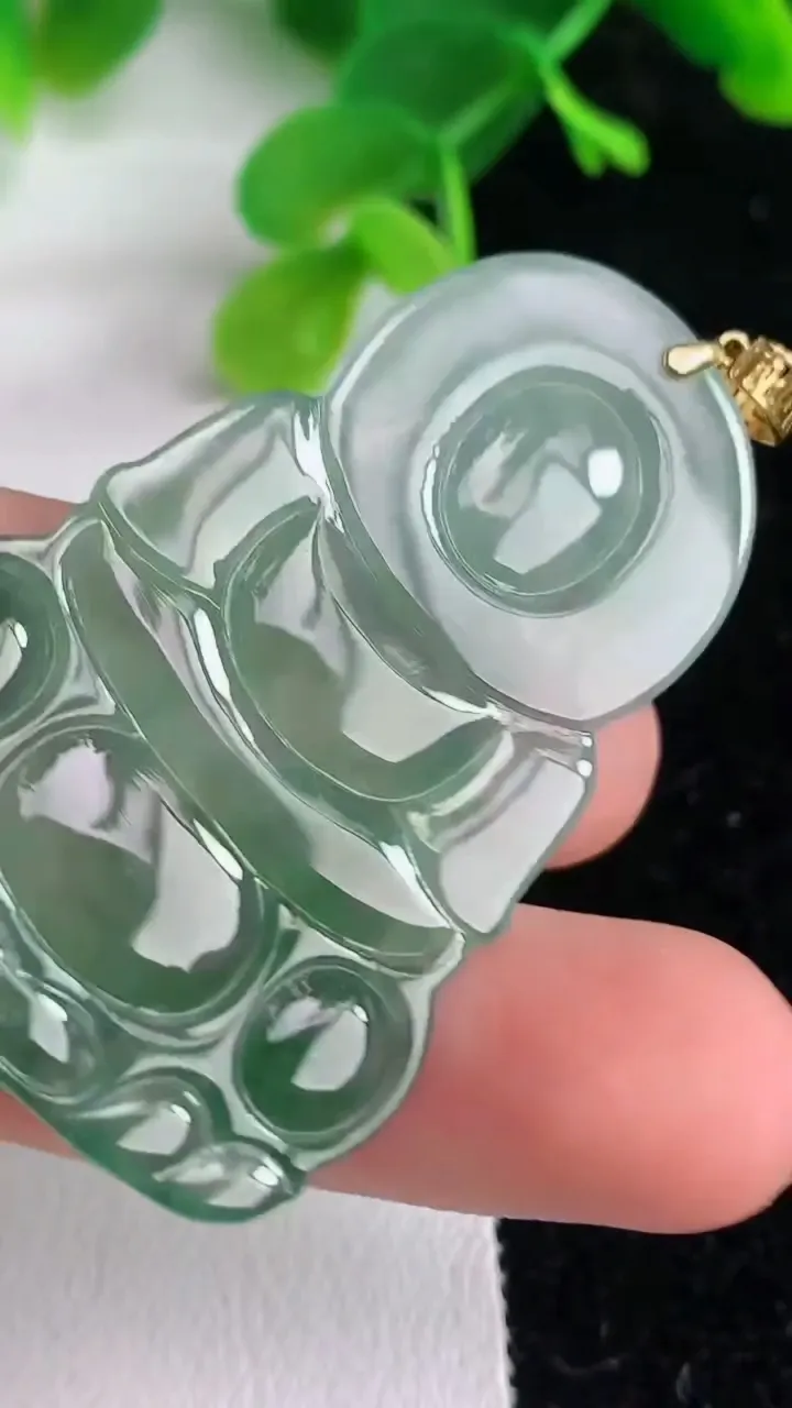 天然A货翡翠k金飘花观音菩萨吊坠，尺寸48.5-30.6-3.6，重量:12.09g
6月7日