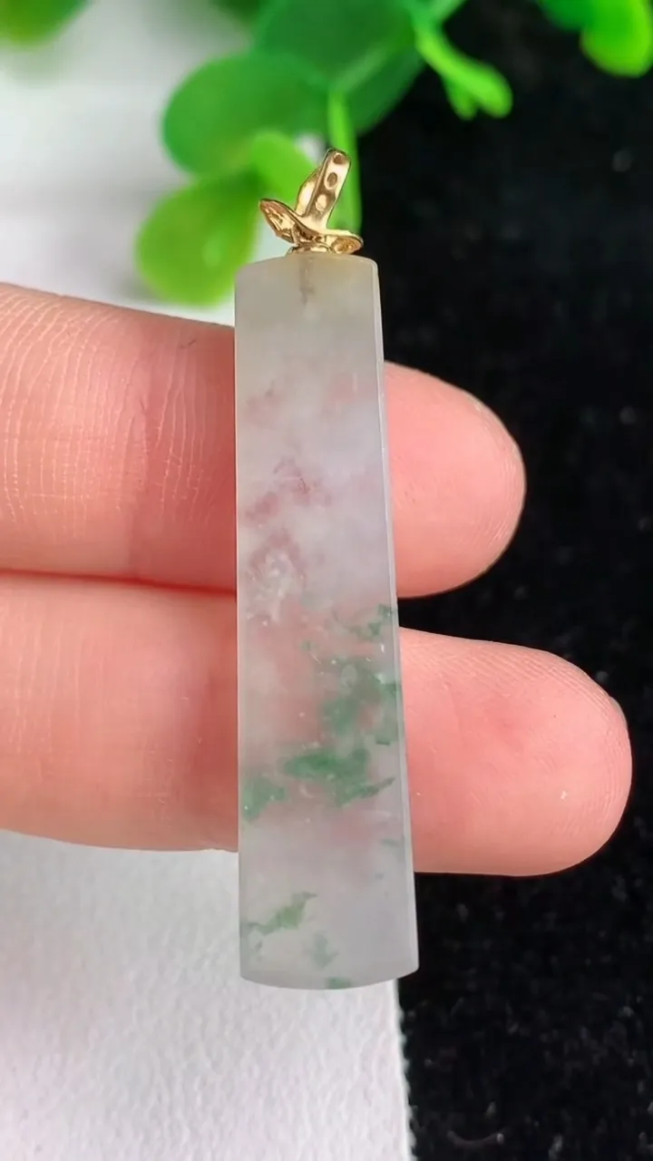 天然A货翡翠k金飘花无事牌吊坠，尺寸38.4-8.8-3.6，重量:4.30g
6月7日
