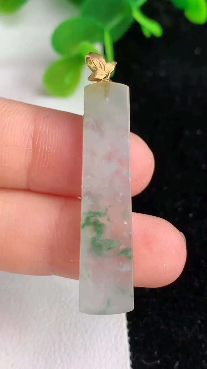 天然A货翡翠k金飘花无事牌吊坠，尺寸38.4-8.8-3.6，重量:4.30g
6月7日