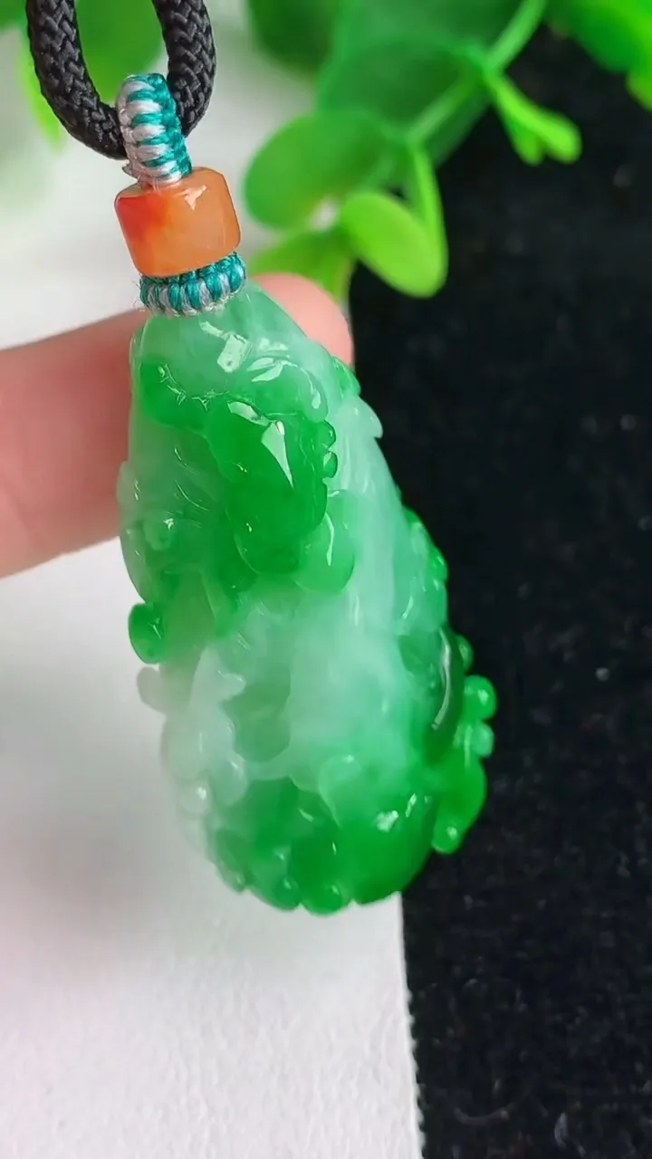 天然A货翡翠白菜吊坠，尺寸38-21.5-11.4，重量:19.83g
6月7日