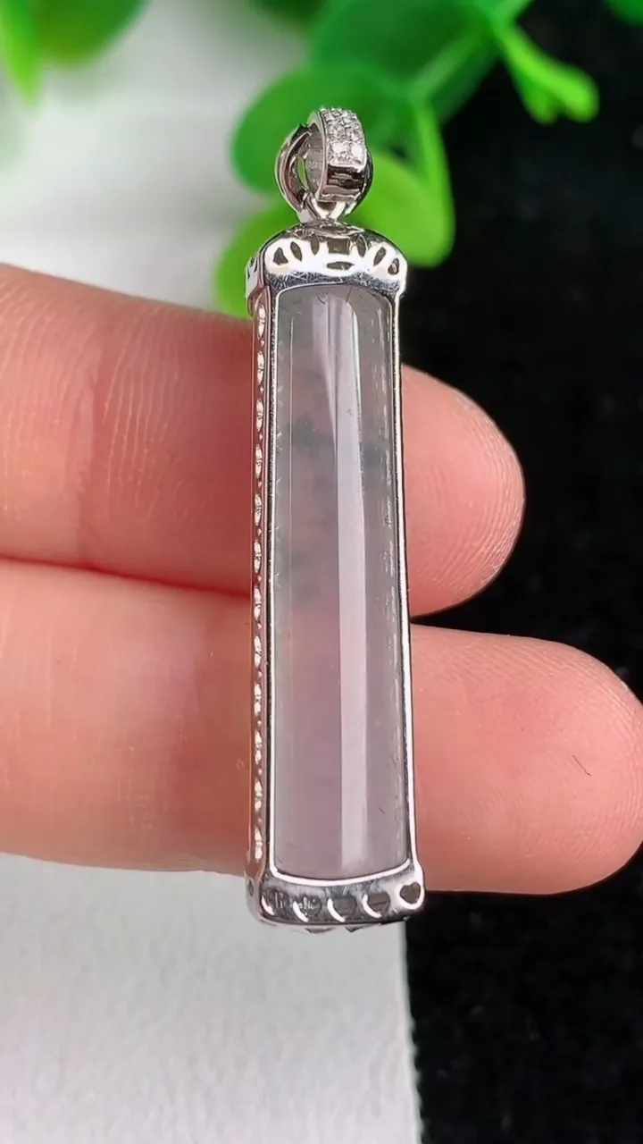 天然A货翡翠k金飘花平安柱吊坠，尺寸33.4-8-5，重量:4.11g
6月7日
