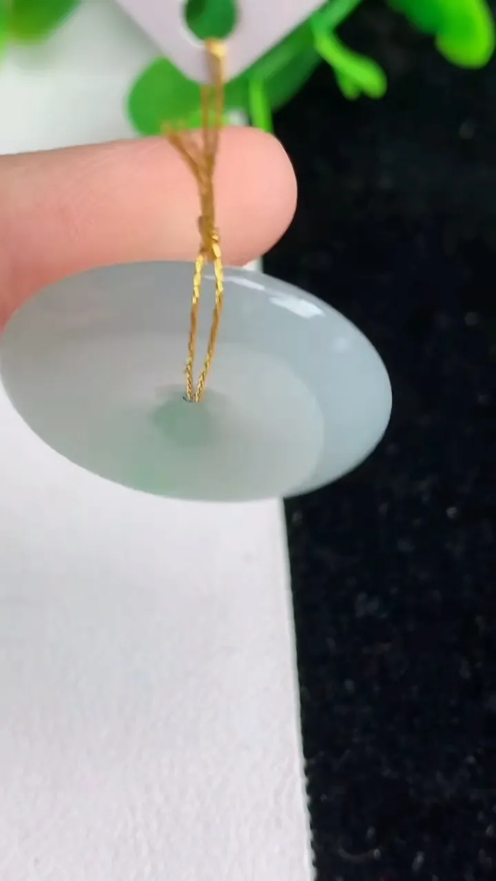 天然A货翡翠平安扣吊坠，尺寸26.7-5，重量:8.08g
6月7日