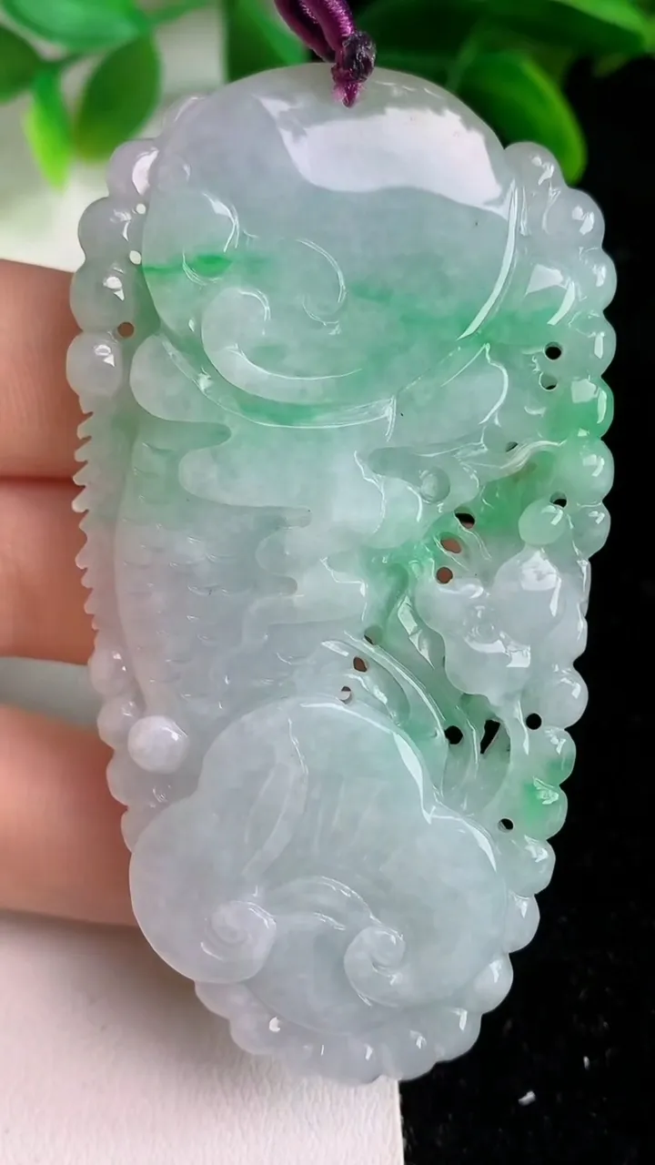 天然A货翡翠龙牌吊坠，尺寸73.4-38-9.5，重量:50.60g
6月7日