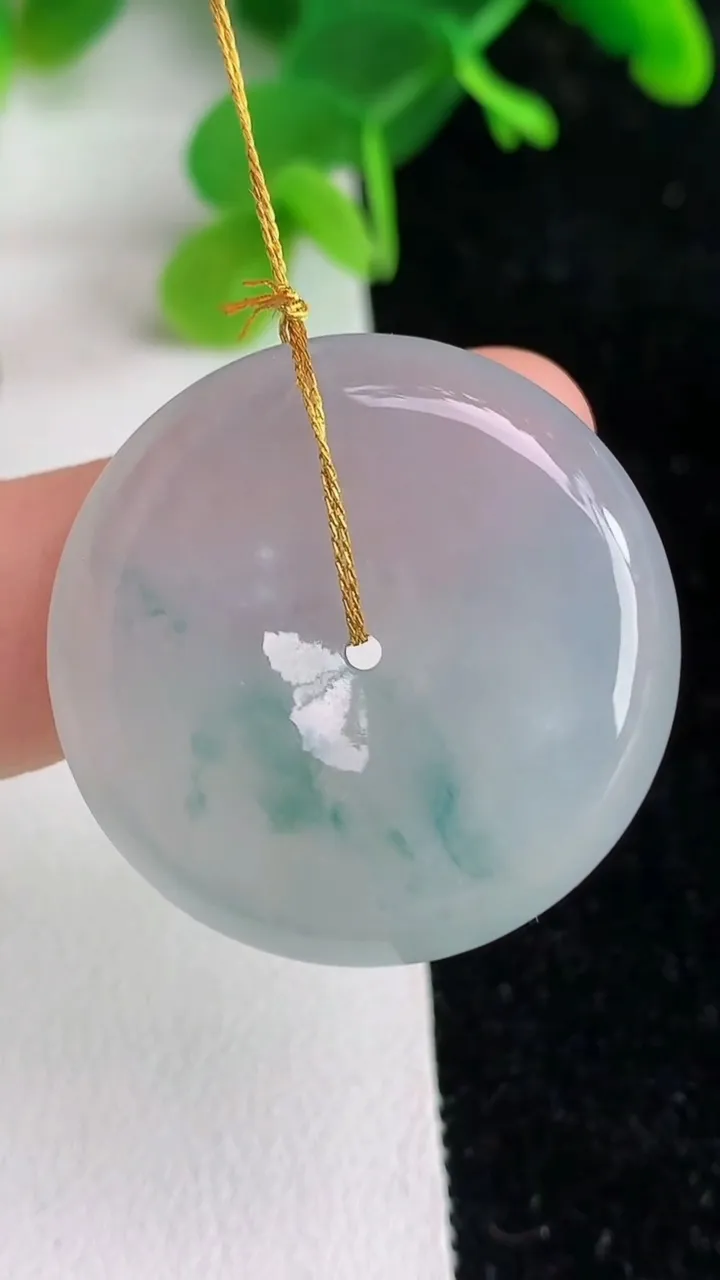 天然A货翡翠飘花平安扣吊坠，尺寸29.6-5.6，重量:11.12g
6月7日