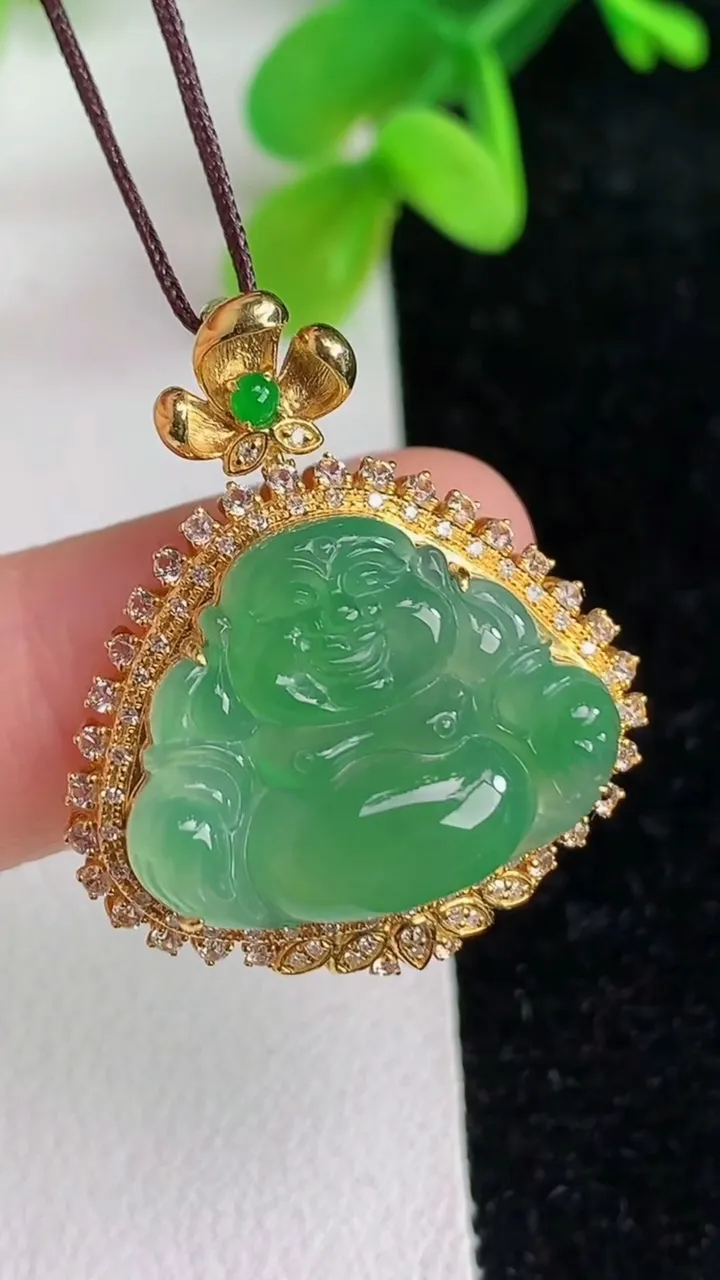 天然A货翡翠佛公吊坠，尺寸29-25-9，裸石16-20.5重量:4.67g
6月7日