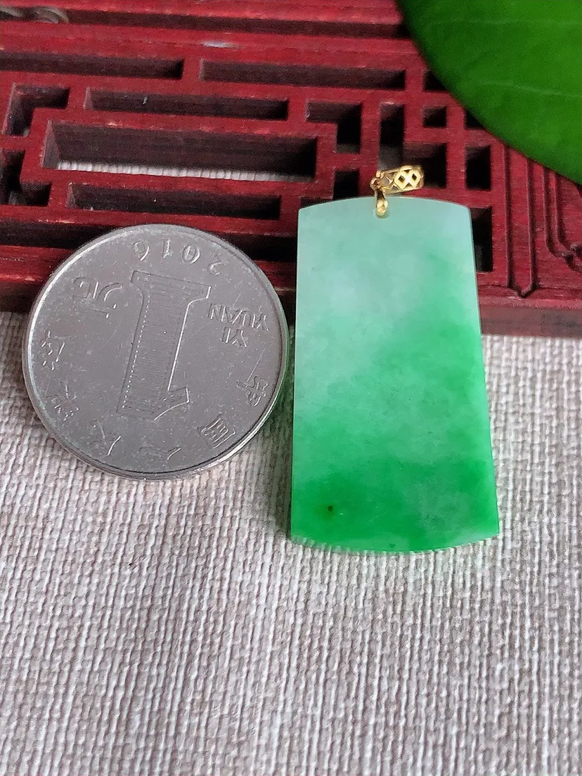 天然A货翡翠18K金扣头飘绿无事牌吊坠尺寸33.2×18×3.6m量7.26g 0606