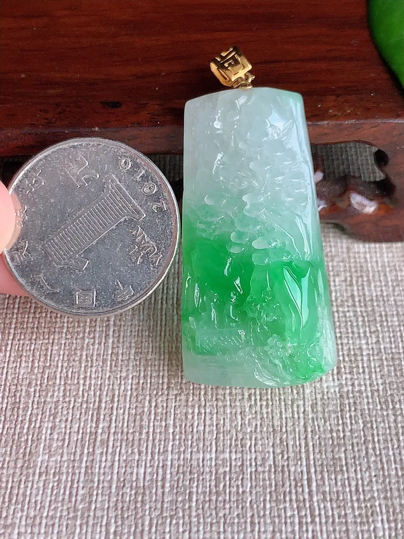 天然A货翡翠18K金扣头飘阳绿意境山水牌吊坠 尺寸41.3×20.3×10.6m量16.86g 0606