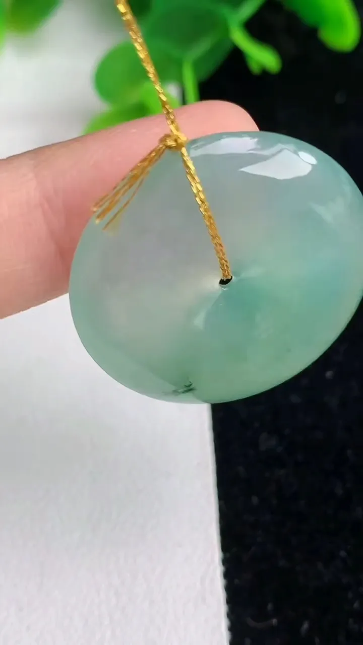 天然A货翡翠飘花平安扣吊坠，尺寸28.2-5，重量:8.54g
6月7日