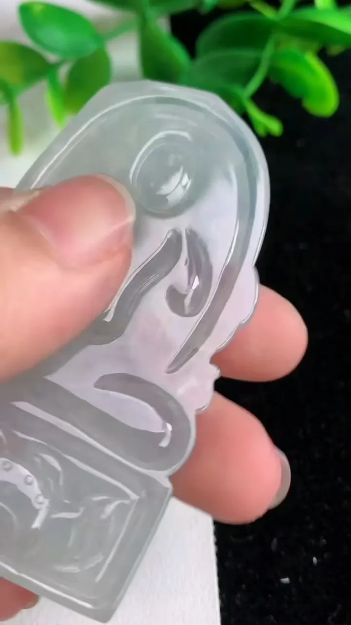 天然A货翡翠不动明王吊坠，尺寸66-37.6-5，重量:28.83g
6月7日